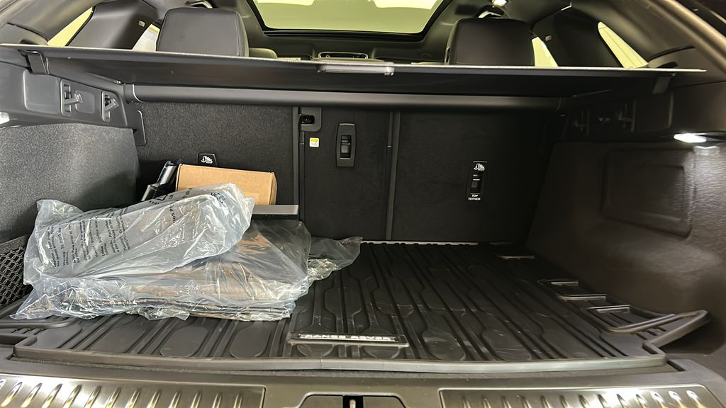 2026 Land Rover Range Rover Velar Dynamic SE 28