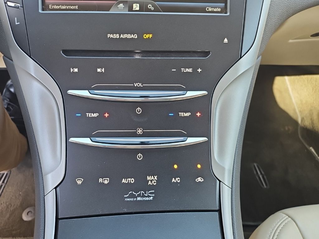 Used 2015 White Lincoln Base image 26