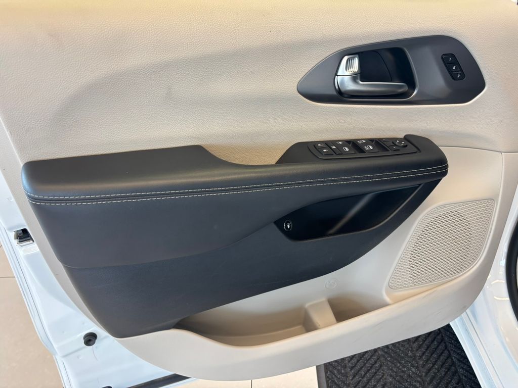 2023 Chrysler Pacifica Hybrid Touring L