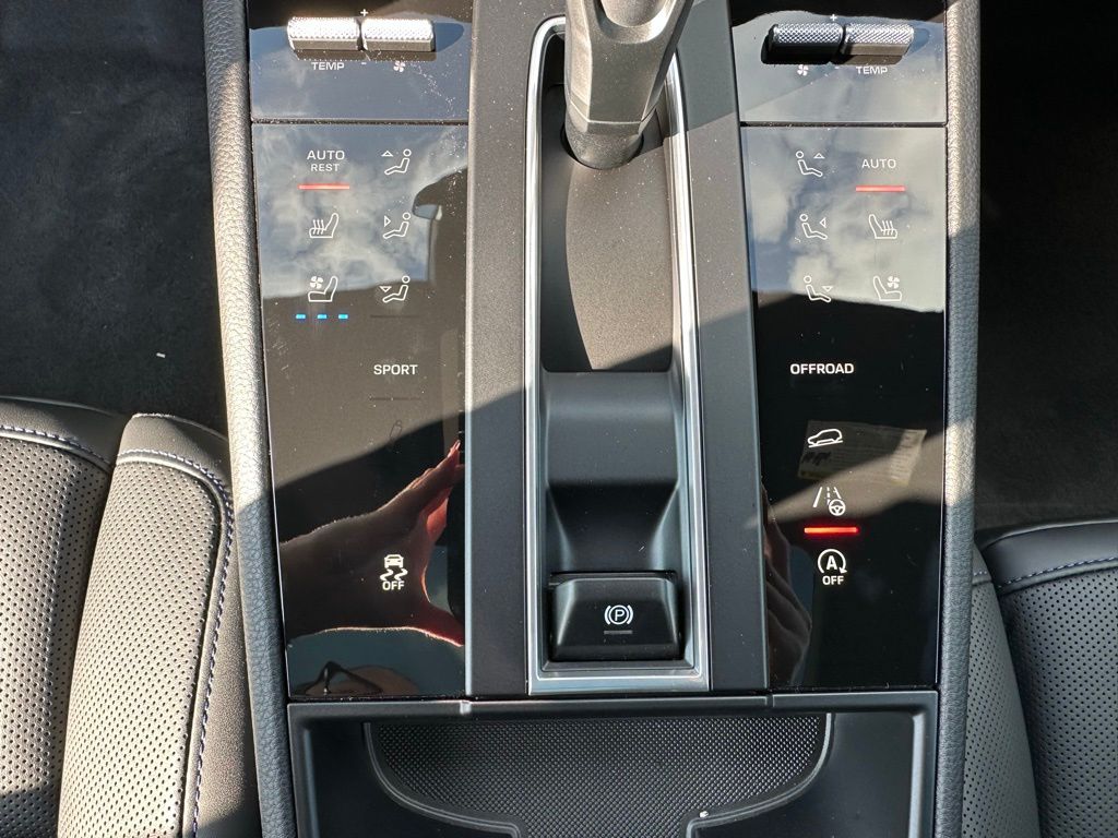 Thumbnail: 2026 Porsche Macan - 26