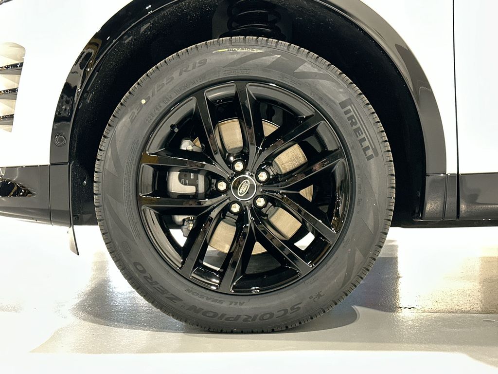 Thumbnail: 2026 Land Rover Discovery Sport - 5