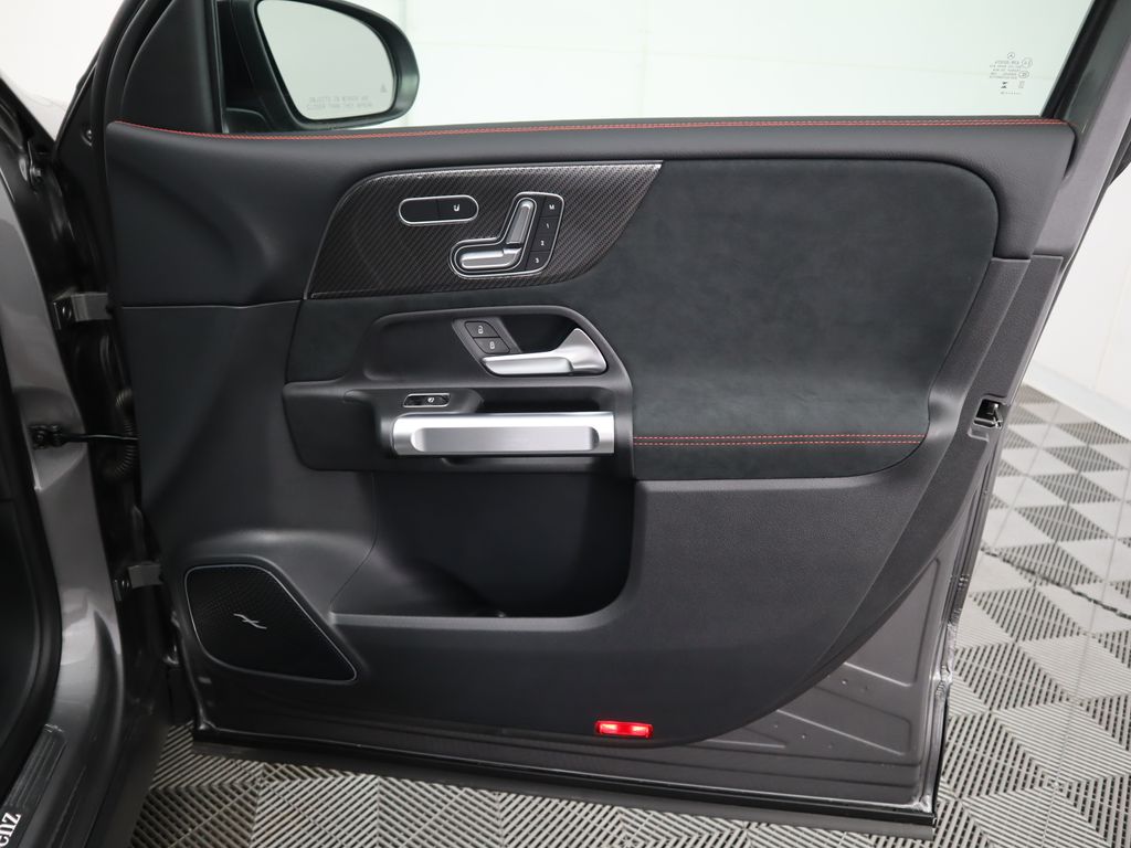 2025 Mercedes-Benz GLB 250 27