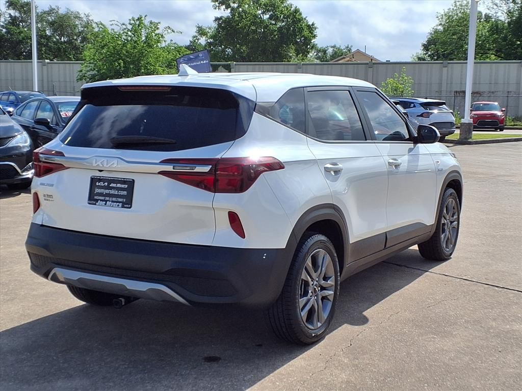 2022 Kia Seltos LX White at Shottenkirk Kia Fort Bend