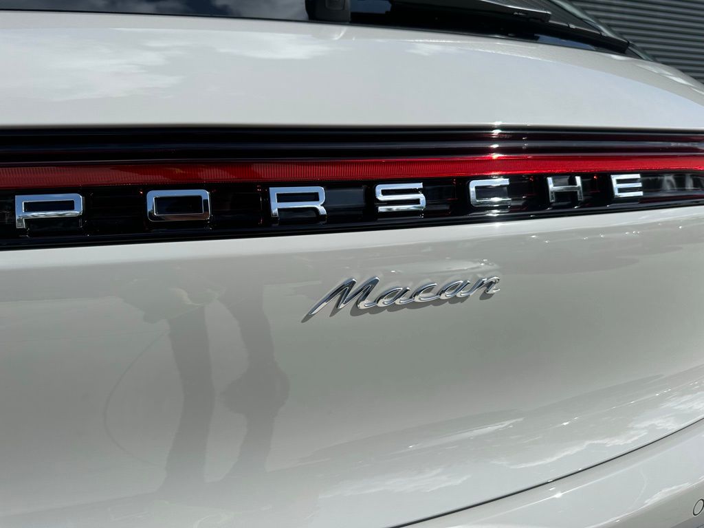 2025 Porsche Macan  12