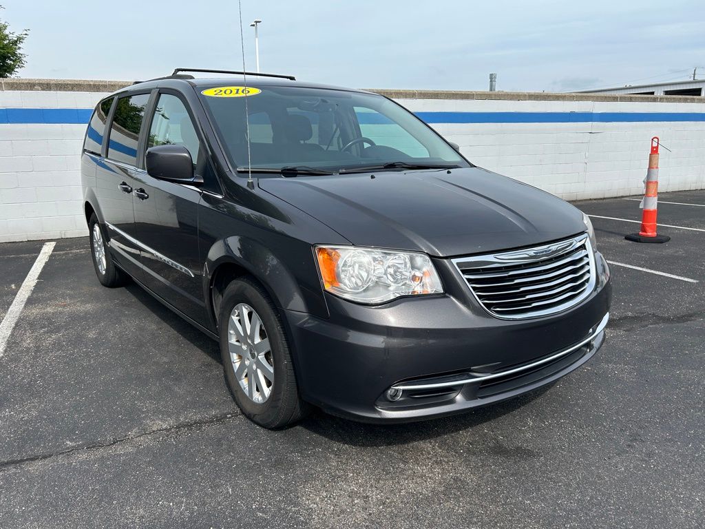 Thumbnail: 2016 Chrysler Town & Country - 7