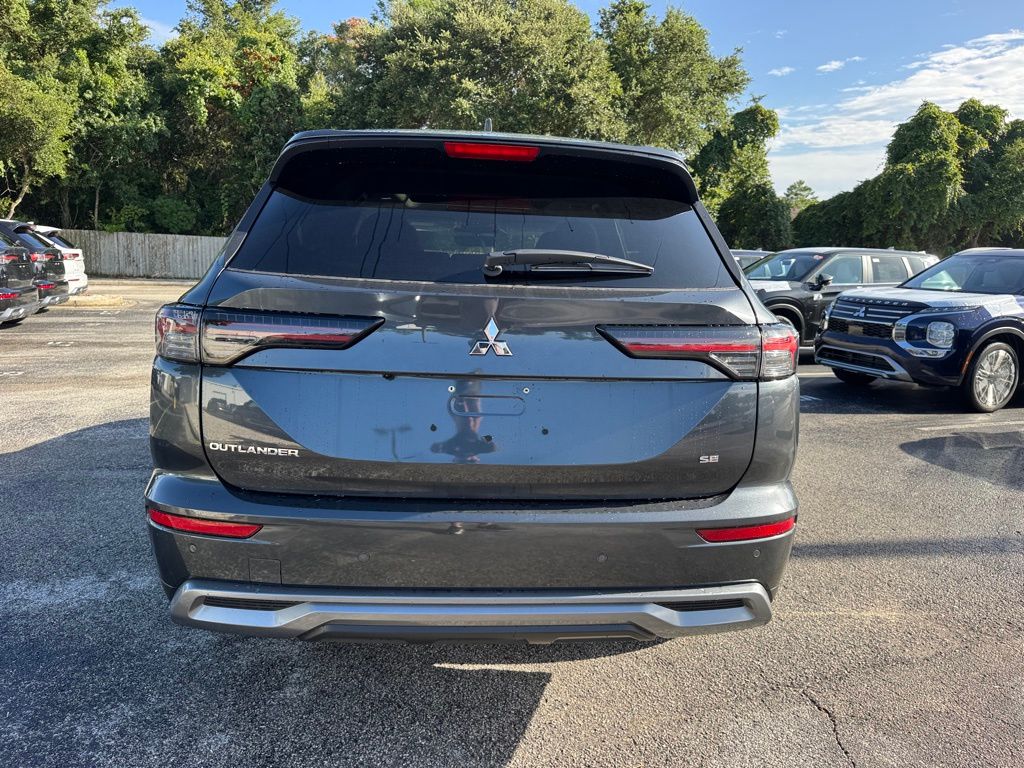 2025 Mitsubishi Outlander SE photo 4