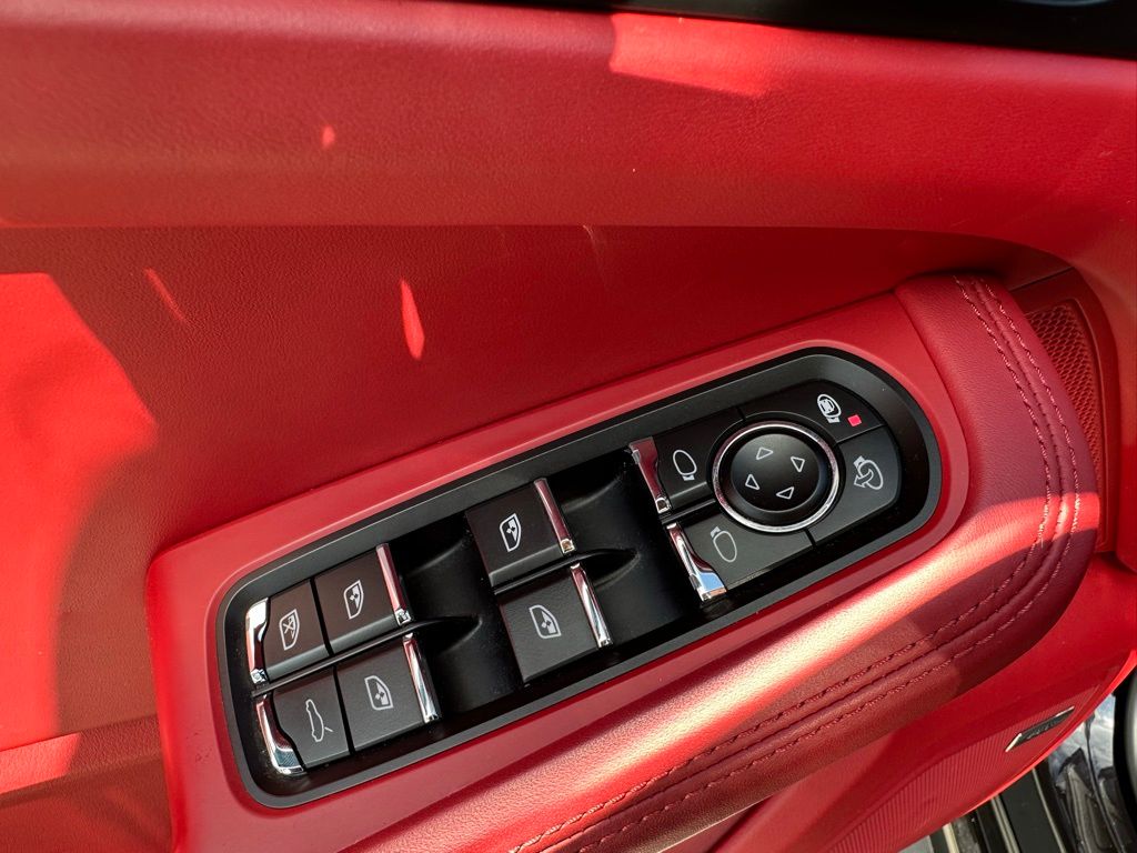 Thumbnail: 2020 Porsche Macan - 20