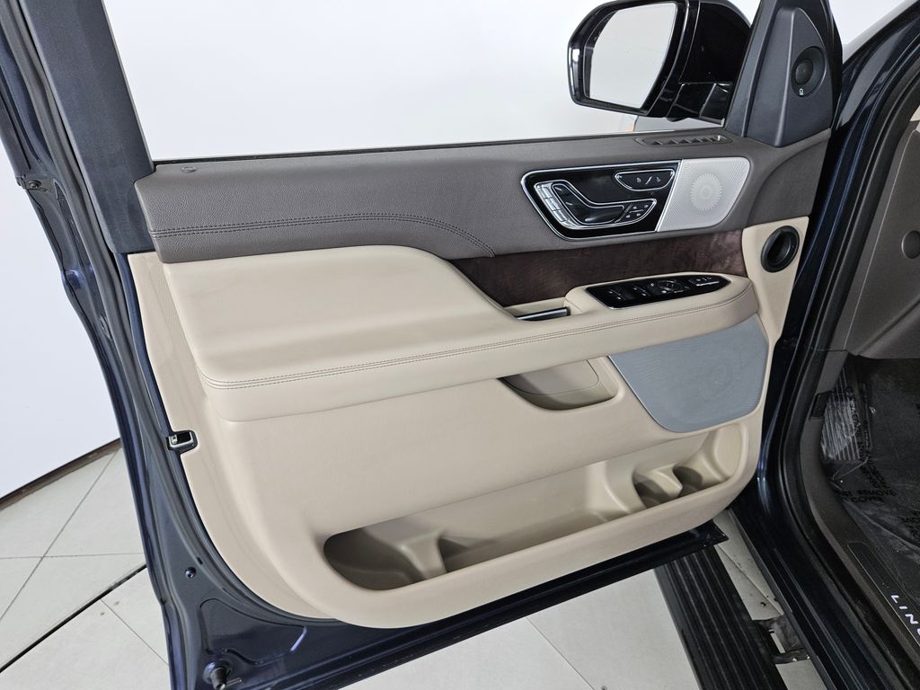 Thumbnail: 2022 Lincoln Navigator - 11