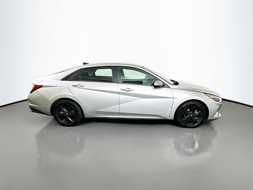 Thumbnail: 2022 Hyundai Elantra - 4