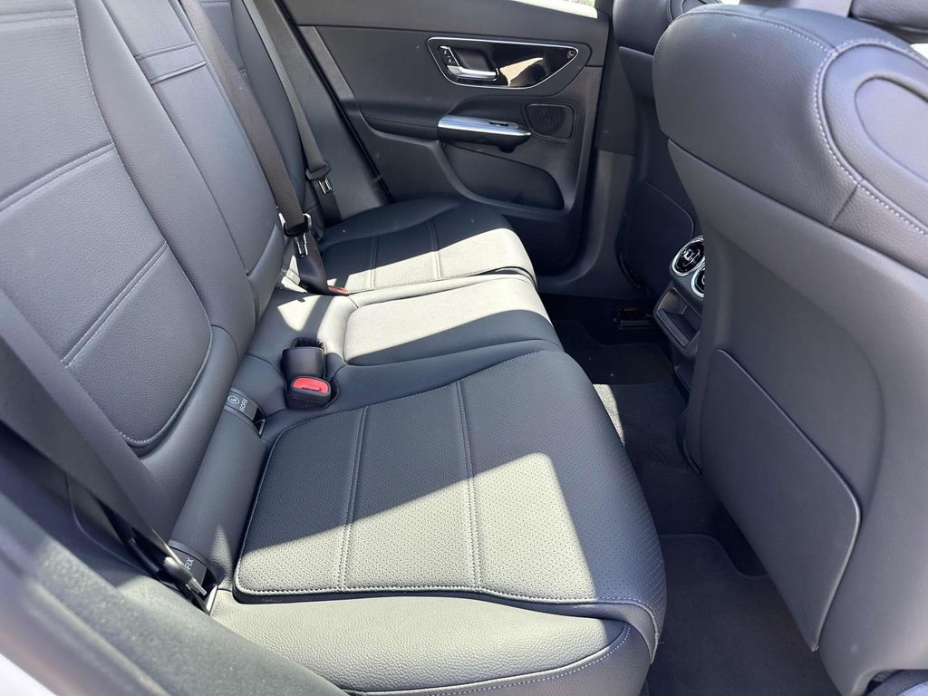 2025 Mercedes-Benz GLC 300 13
