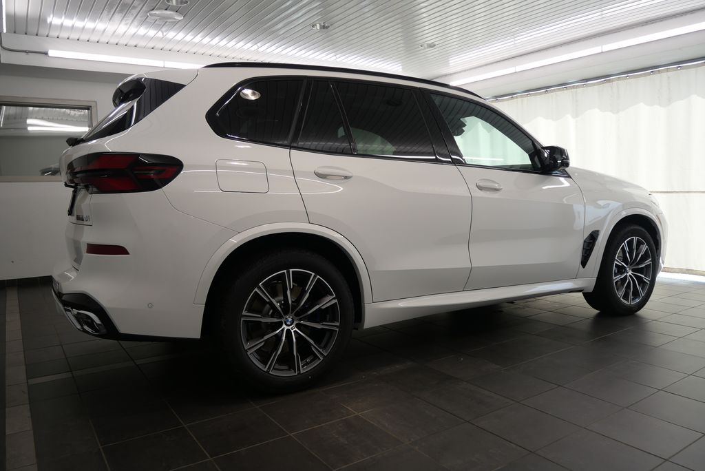 2025 BMW X5 M60i 7