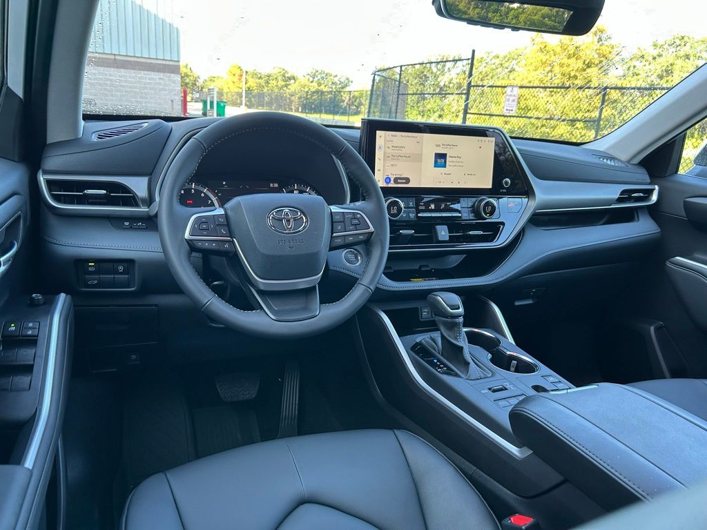 Thumbnail: 2025 Toyota Highlander - 12
