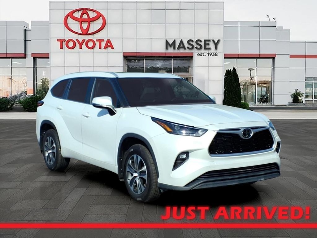 White (Wind Chill Pearl) 2023 Toyota Highlander SUV / Crossover All-Wheel Drive 8-Speed Automatic