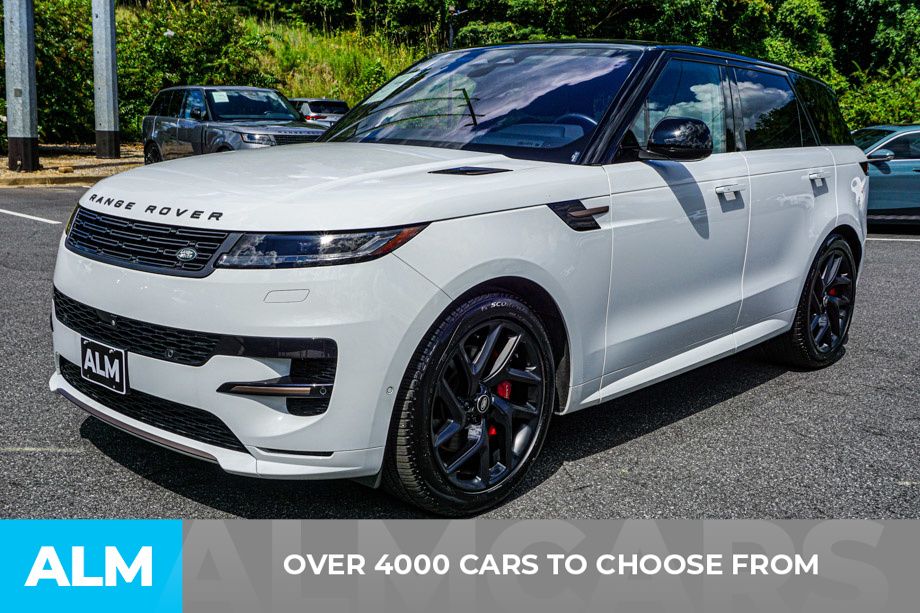 Used 2023 White Land Rover SE Dynamic image 2