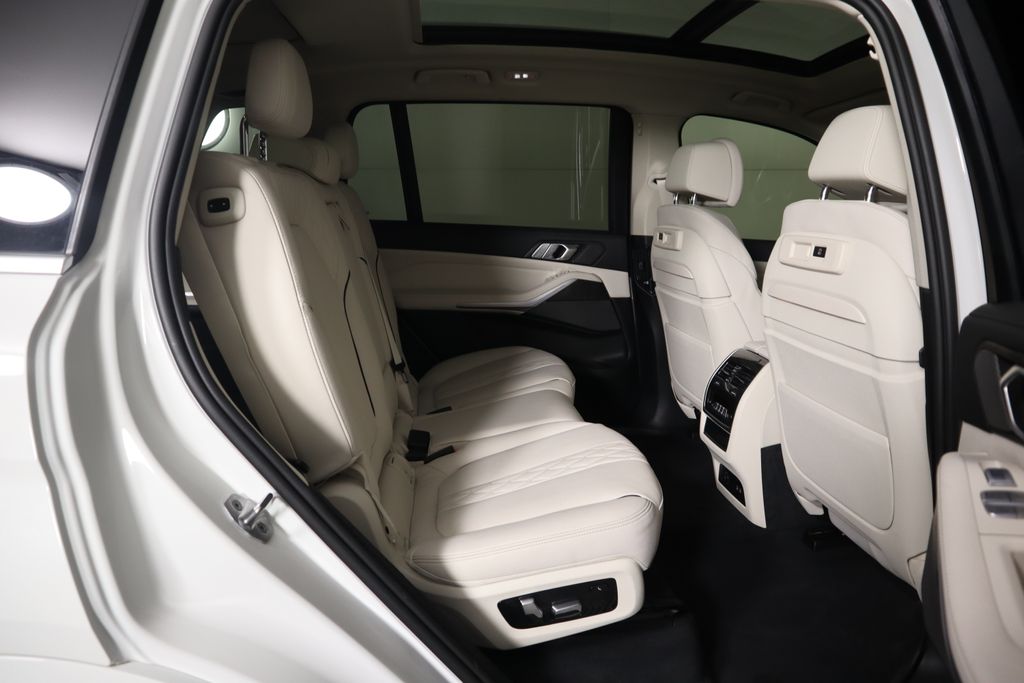 2022 BMW X7 xDrive40i 23