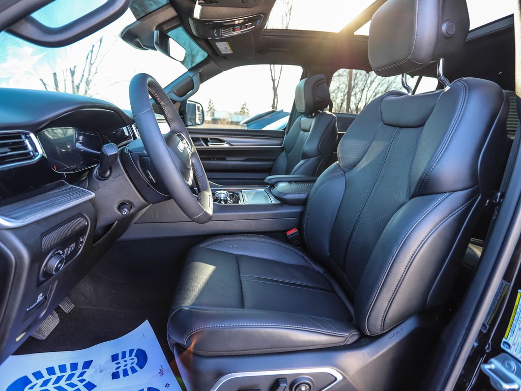 Thumbnail: 2023 Jeep Wagoneer - 11