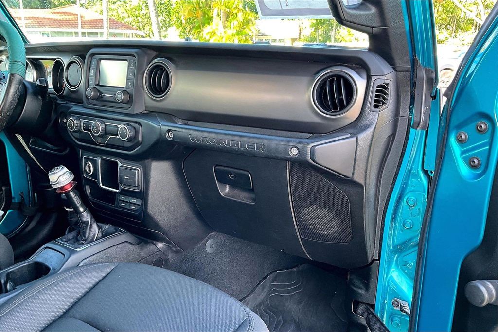 Used 2020 Teal Jeep Unlimited Sport image 16