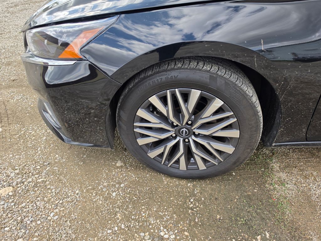 View vehicle photo 3