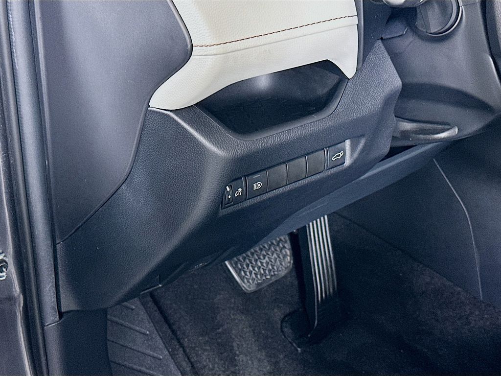 Thumbnail: 2021 Toyota RAV4 - 10