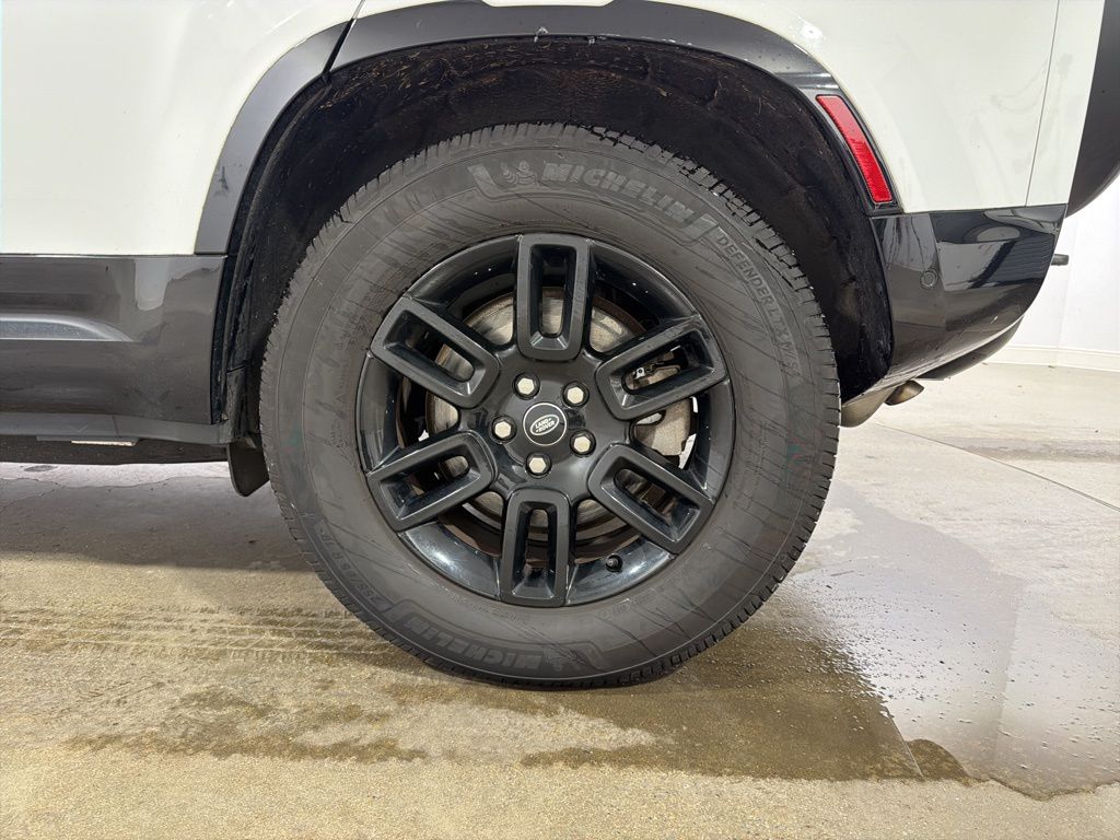 Certified Used 2022 White Land Rover X-Dynamic SE image 30