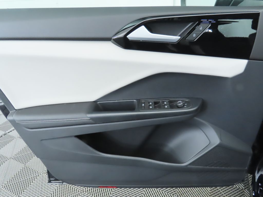 Thumbnail: 2025 Volkswagen Taos - 25