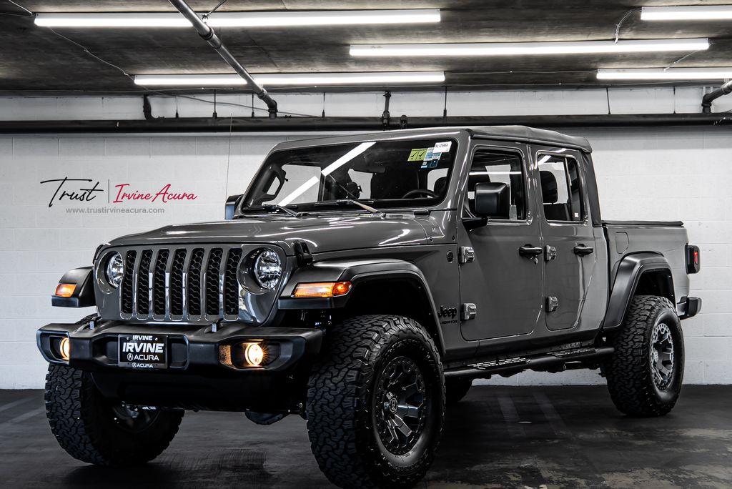 Sting-Gray Clearcoat 2022 Jeep Gladiator Pickup Truck Four-Wheel Drive 6-Speed Manual