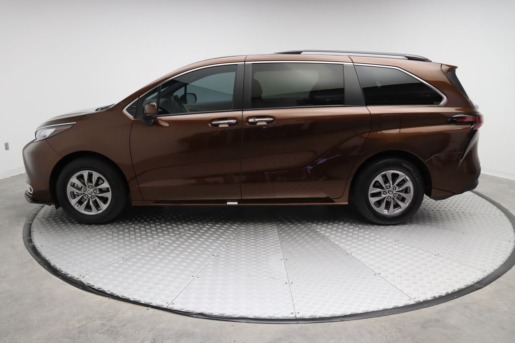 2022 Toyota Sienna XLE 12