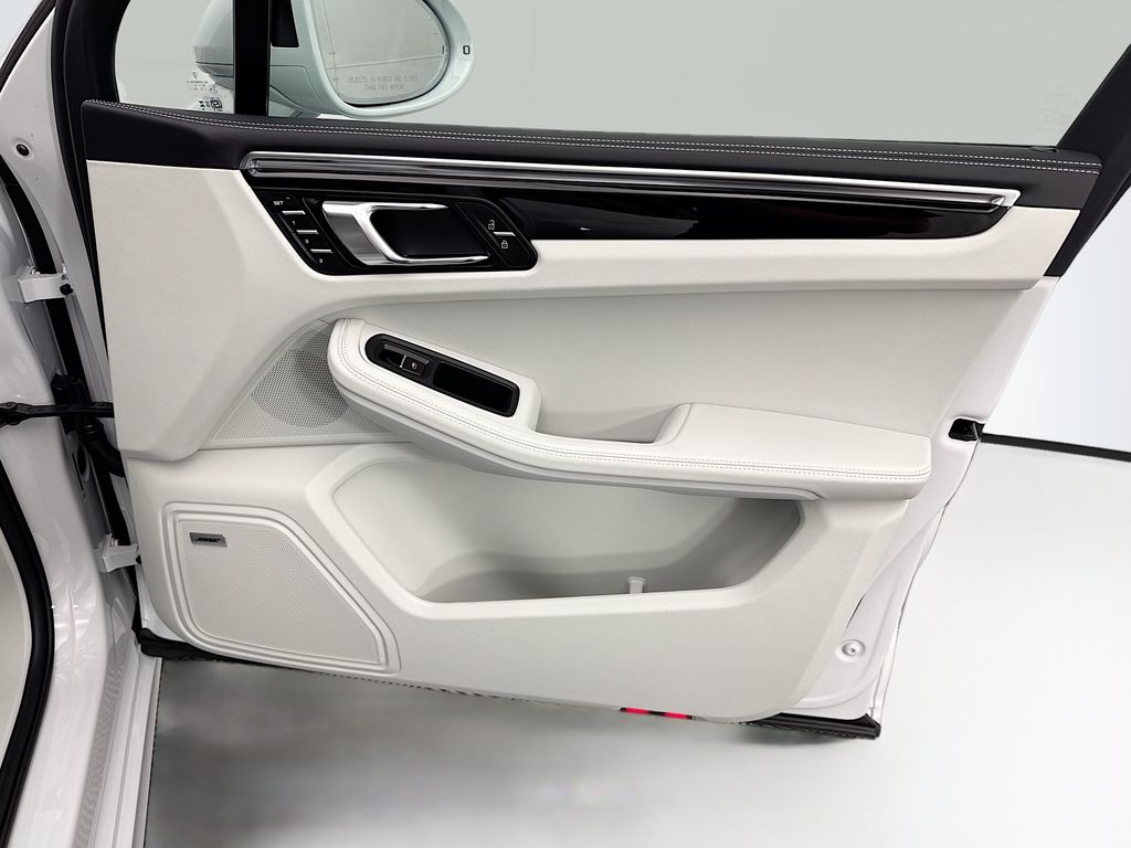 Thumbnail: 2026 Porsche Macan - 26