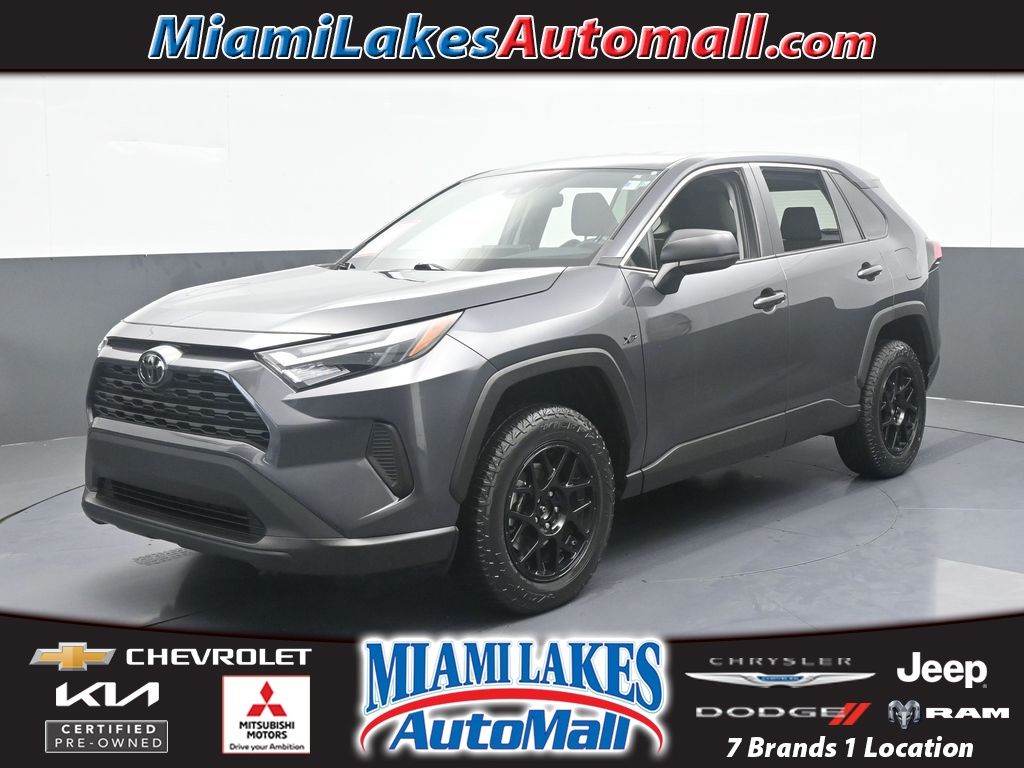 2023 Toyota RAV4 LE's photo