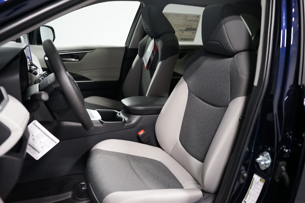 2025 Toyota RAV4 XLE 27