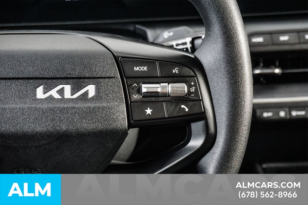 Used 2025 White Kia LXS image 26