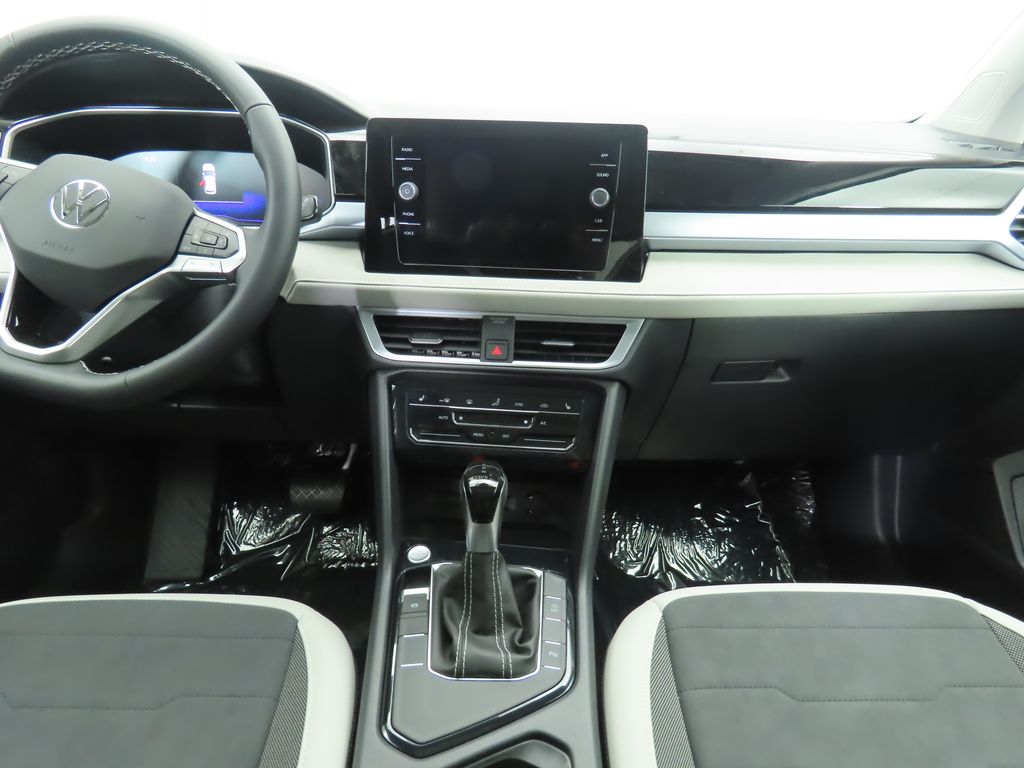 2025 Volkswagen Taos SE 14