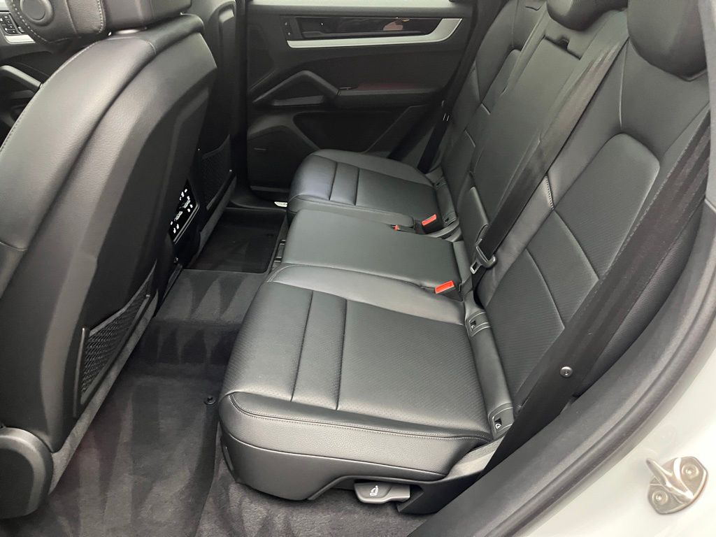 Thumbnail: 2025 Porsche Cayenne - 30