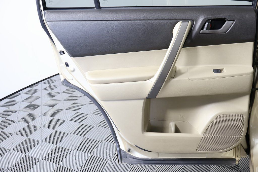Thumbnail: 2010 Toyota Highlander - 13