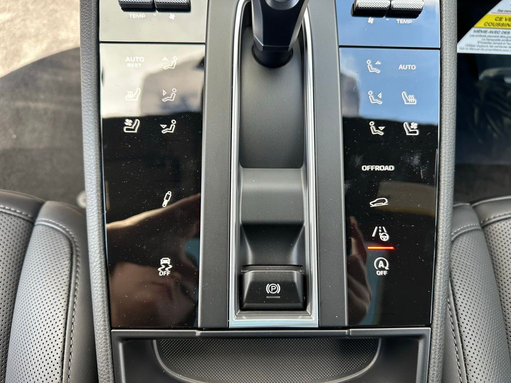 Thumbnail: 2026 Porsche Macan - 24