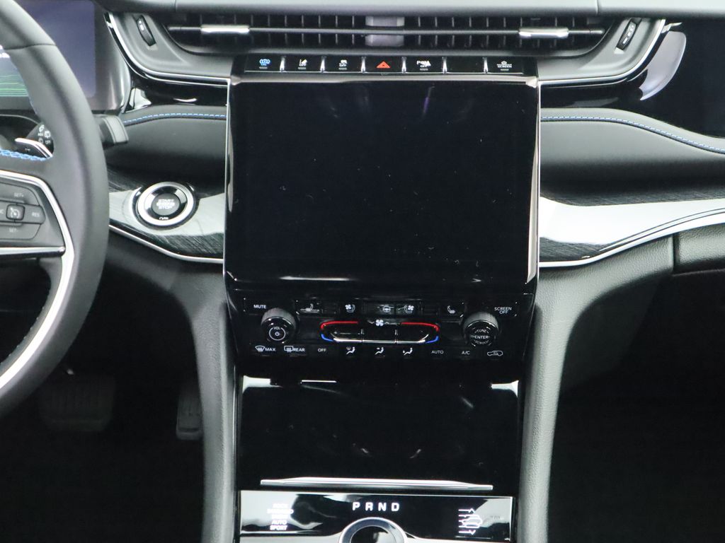 Thumbnail: 2022 Jeep Grand Cherokee - 14