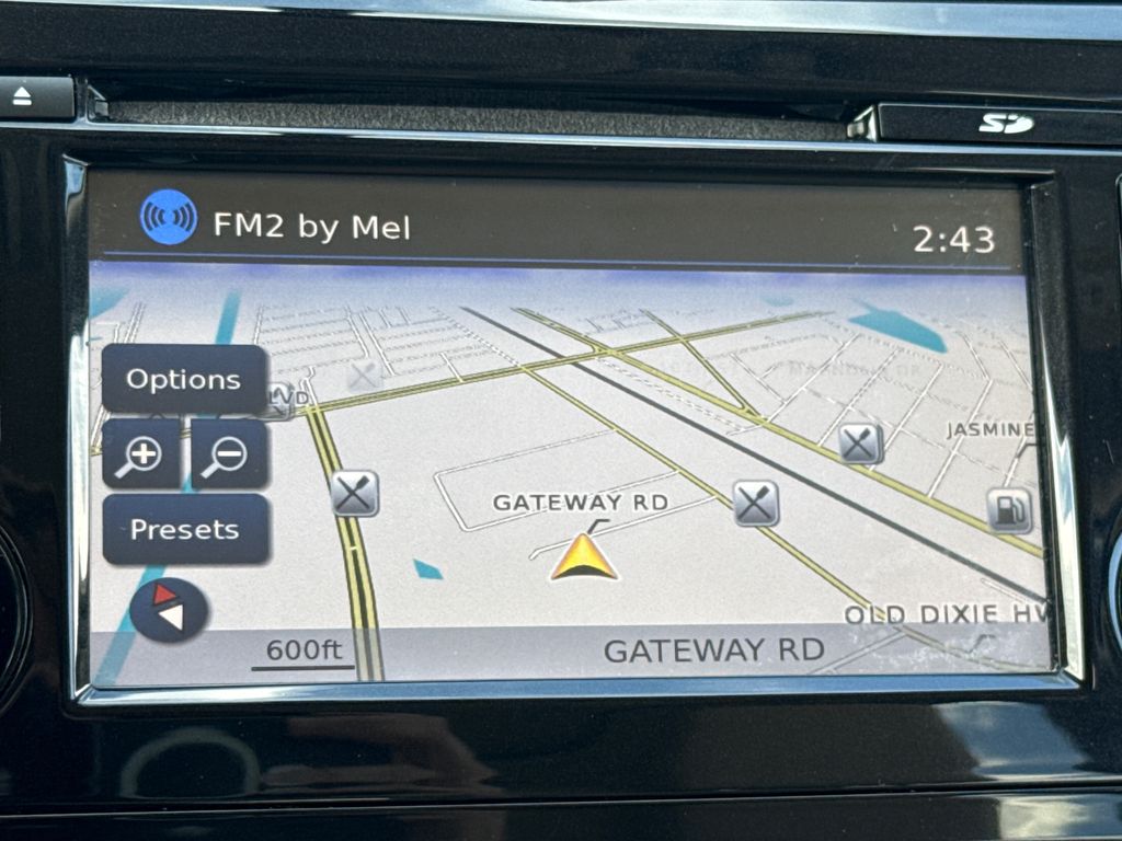 Used 2014 White Nissan SL image 23