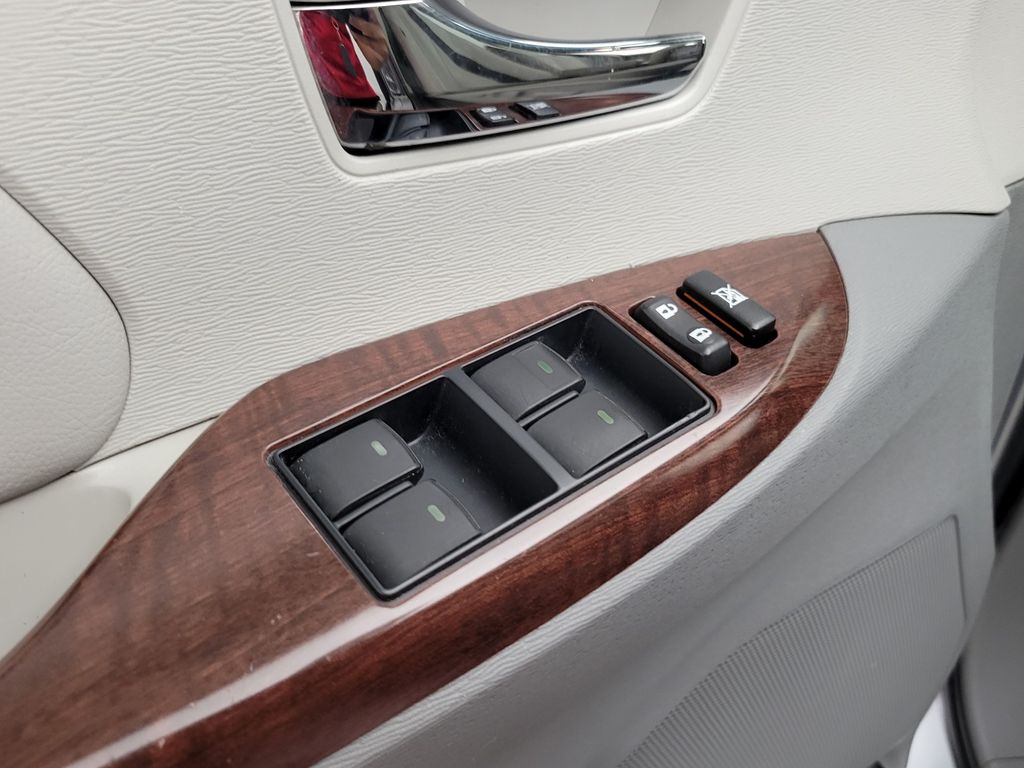 Thumbnail: 2012 Toyota Sienna - 29