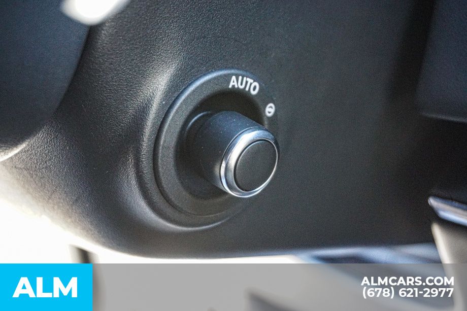 Used 2023 White Land Rover SE Dynamic image 48