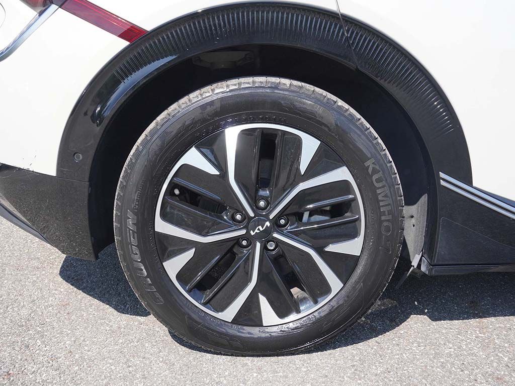 Used 2024 White Kia Wind image 18