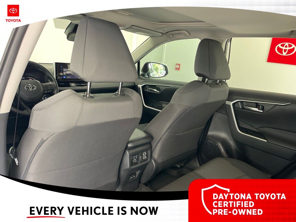 2024 Toyota RAV4 XLE - Photo 32