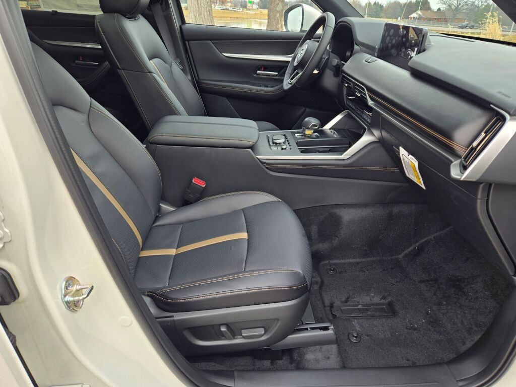 View vehicle photo 4