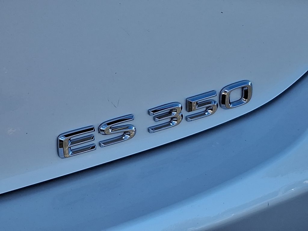 Thumbnail: 2021 Lexus ES - 30