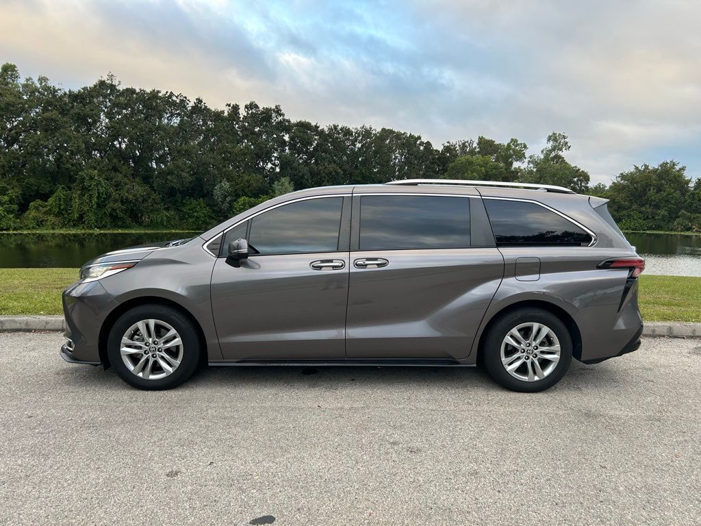 Thumbnail: 2022 Toyota Sienna - 2