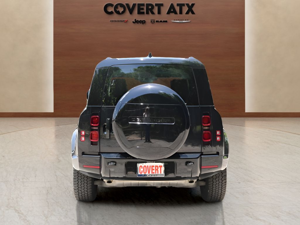 Used 2025  Land Rover X-Dynamic SE image 4