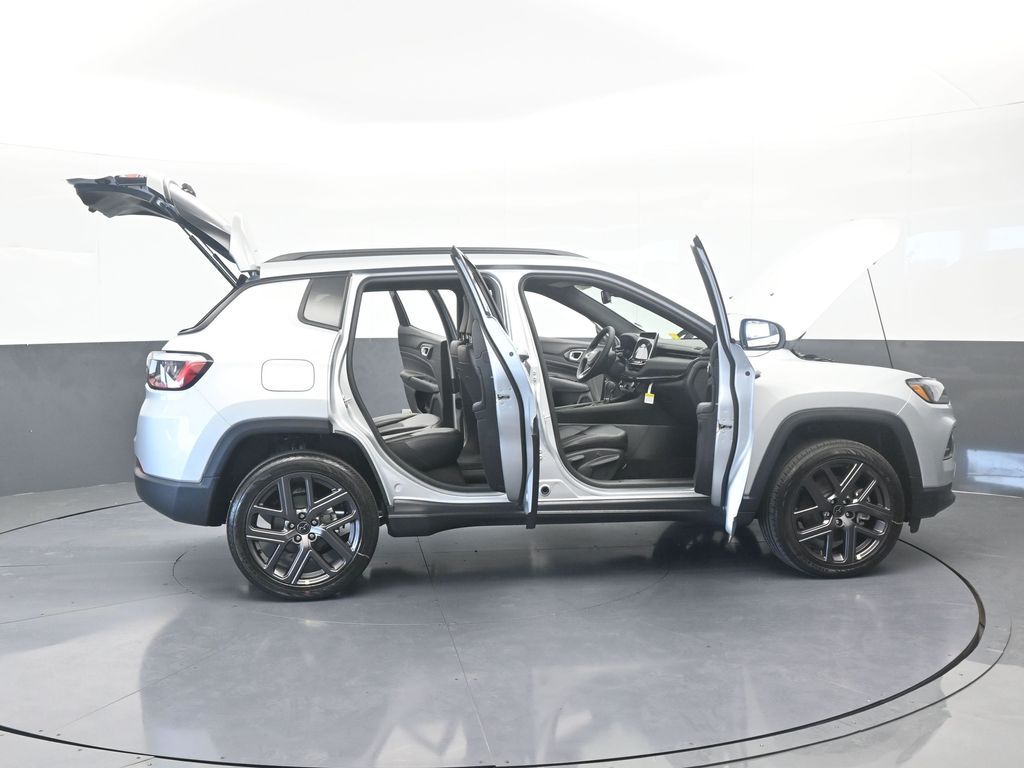 New 2026 silver zynith metallic clearcoat Jeep Latitude image 68