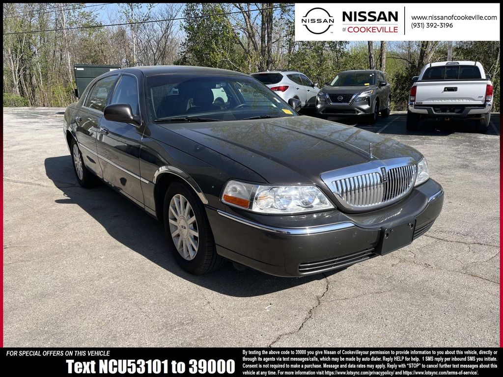 Gray 2006 Lincoln Town Car Signature Sedan Rear-Wheel Drive 4-Speed Automatic Overdrive