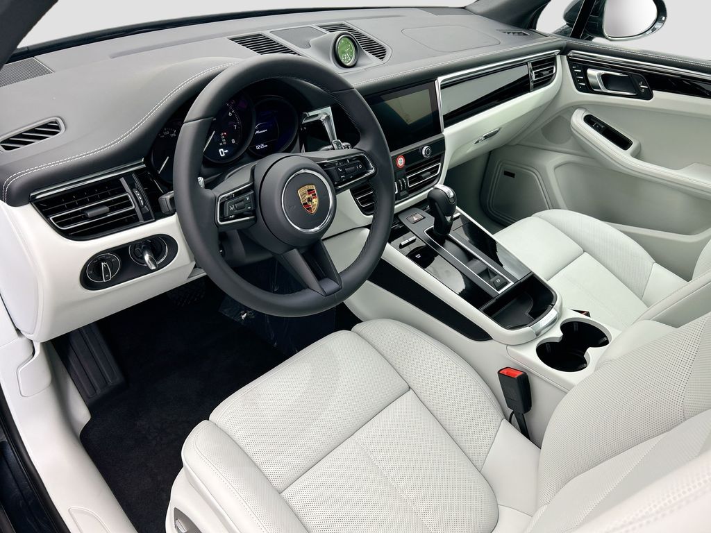 Thumbnail: 2026 Porsche Macan - 4
