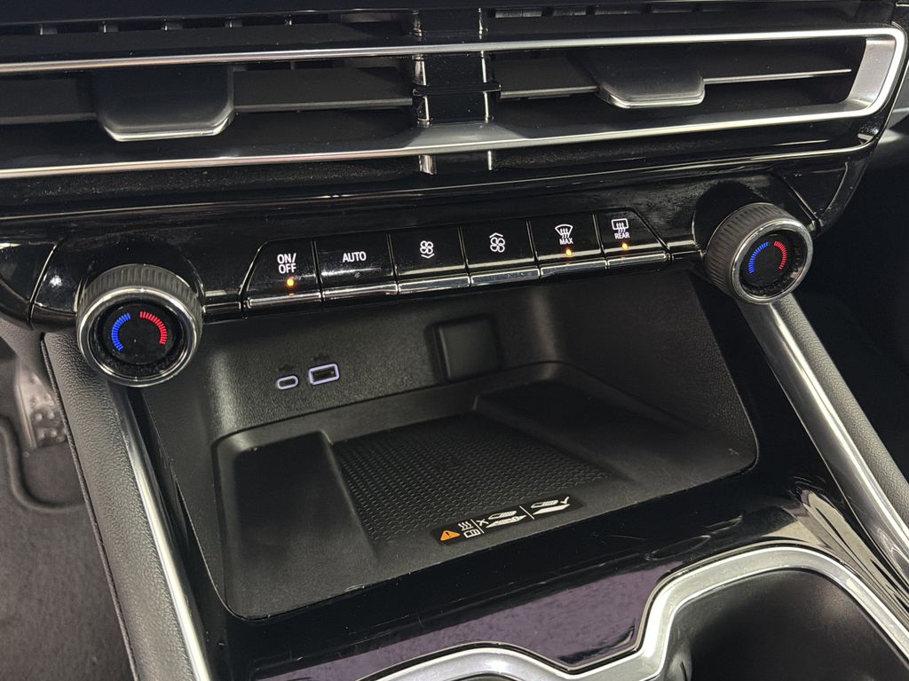 used 2024 Chevrolet Traverse car, priced at $31,900