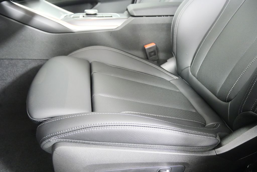 Thumbnail: 2026 BMW 3 Series - 10